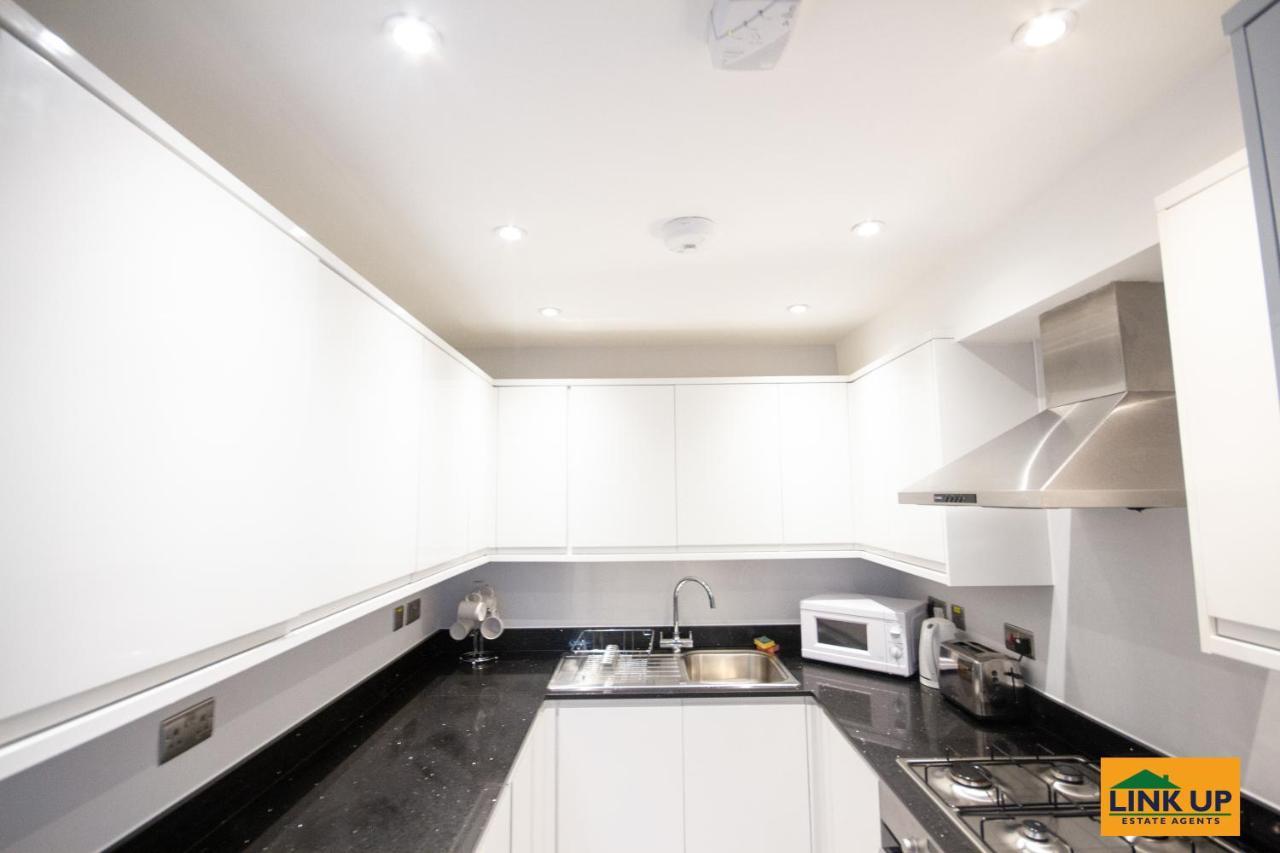 Holden Court - 1 *
