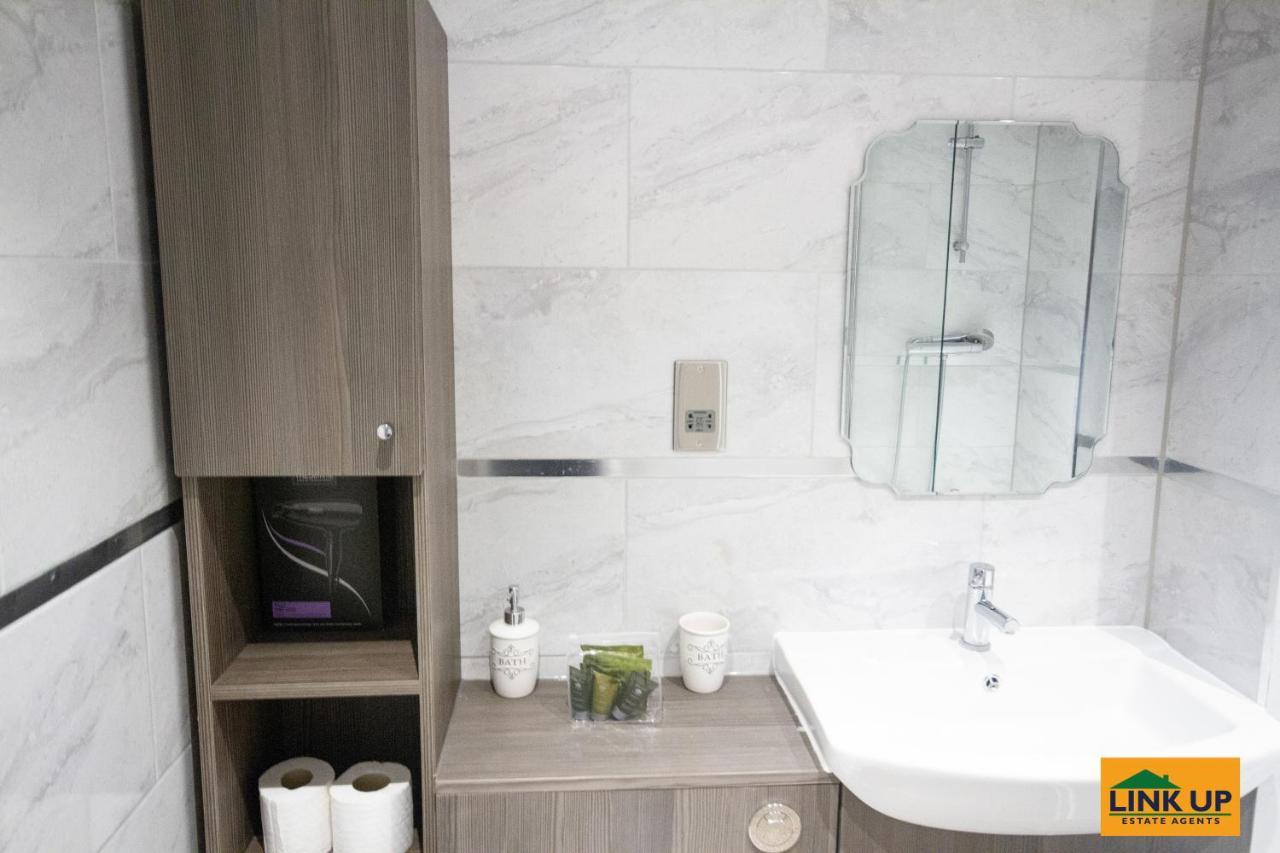 Holden Court - 1 West Drayton (Middlesex)