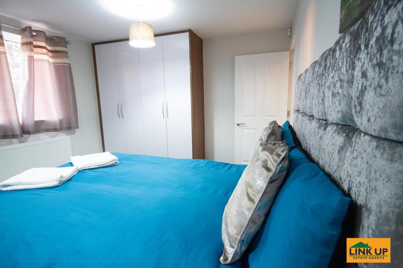 Holden Court - 1 Apartment *